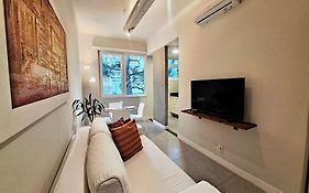 Charmoso Apartamento em Ipanema , a 150m da Praia, com Vista para o Verde, Cama King-Size, TV 60 e Lava e Seca